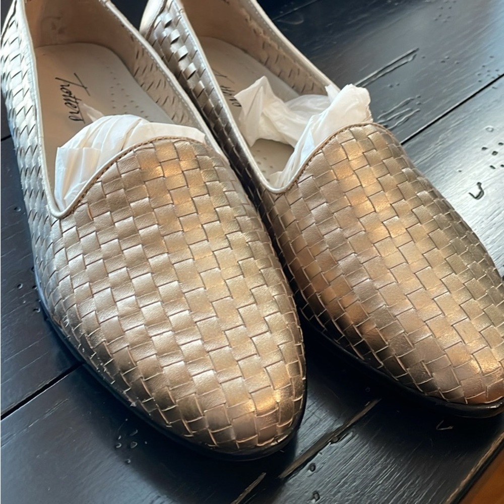 EUC Trotters extra wide Slip on Dress Shoe